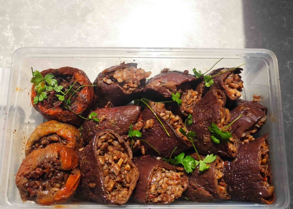 Kutuda kuru patlıcan ve biber dolması ve maydanoz