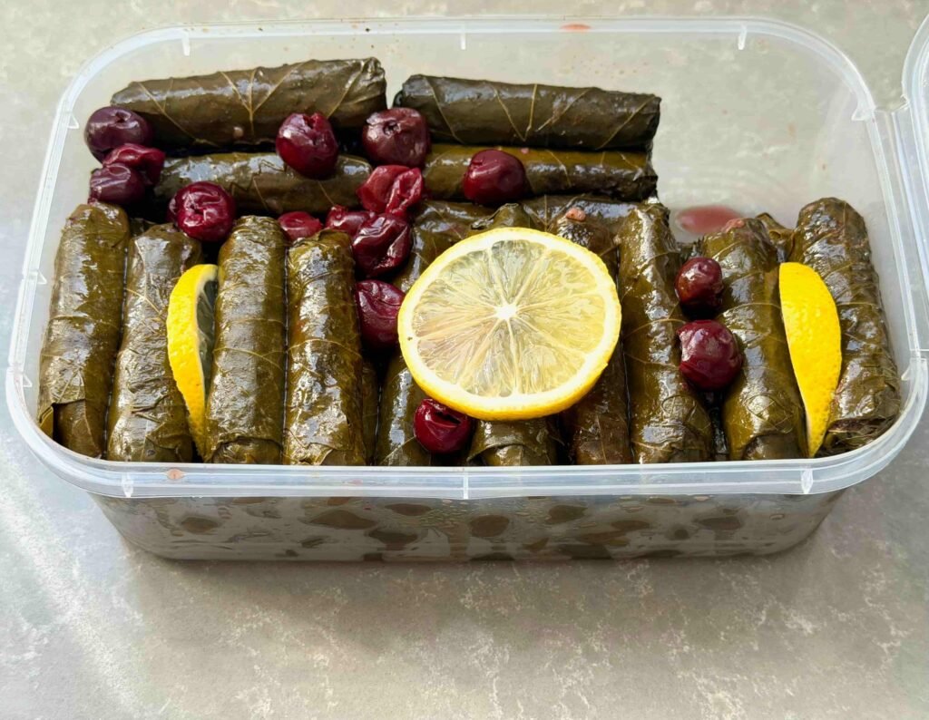 Kutuda vişneli yaprak sarması ve vişnelerr