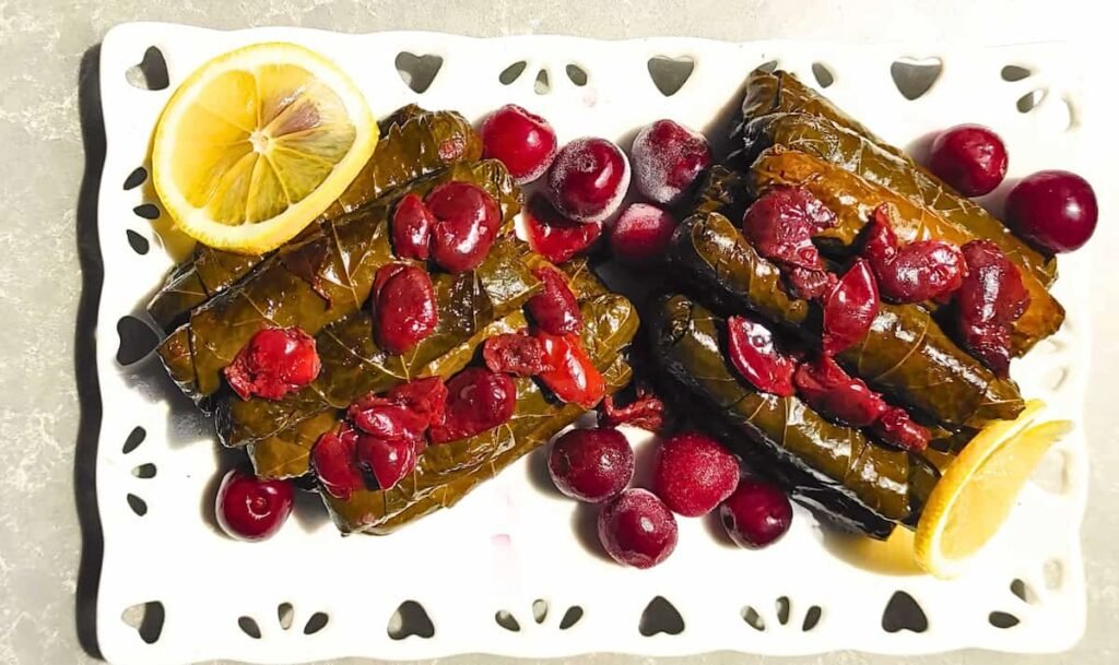 vişneli yaprak sarması ve vişneler (3)